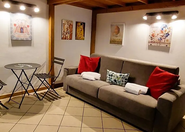 Gemelli Holidays - Monte Mario Station Connecting To Center In 20 Minutes, 2 Easy Lofts, Groundfloor With Courtyard, Mezzanine Bedroom, Baby & Pet Friendly, 2 Steps From Groceries, Restaurants, Park, Bus, Cycle Path - Warm Guest Care In 4 Languages