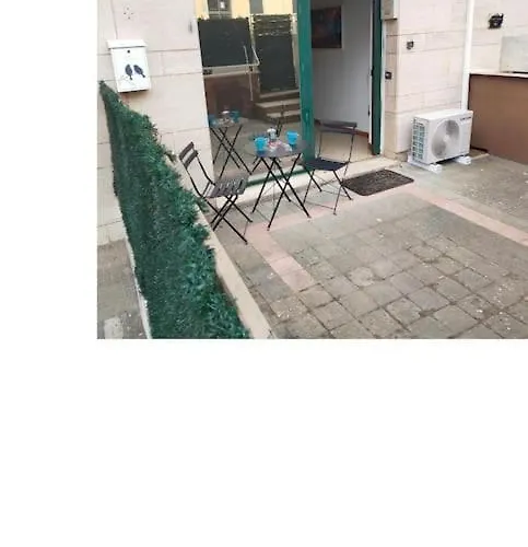Gemelli Holidays - Monte Mario Station Connecting To Center In 20 Minutes, 2 Easy Lofts, Groundfloor With Courtyard, Mezzanine Bedroom, Baby & Pet Friendly, 2 Steps From Groceries, Restaurants, Park, Bus, Cycle Path - Warm Guest Care In 4 Languages Appartement *