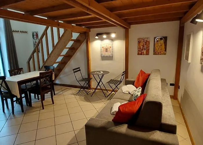 Gemelli Holidays - Monte Mario Station Connecting To Center In 20 Minutes, 2 Easy Lofts, Groundfloor With Courtyard, Mezzanine Bedroom, Baby & Pet Friendly, 2 Steps From Groceries, Restaurants, Park, Bus, Cycle Path - Warm Guest Care In 4 Languages Appartement